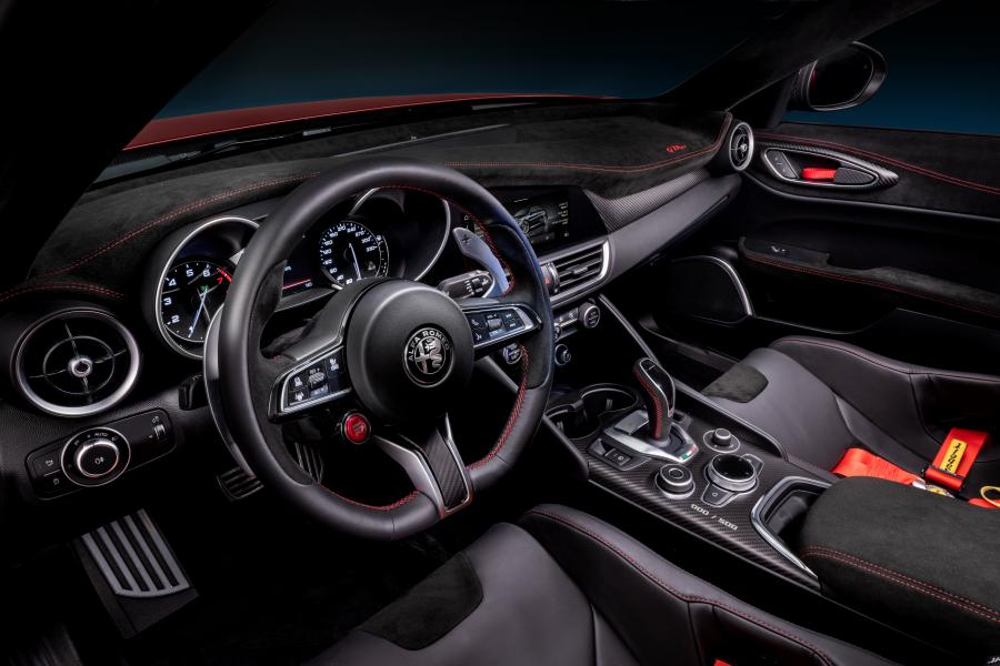 Торпедо Alfa Romeo Giulia GTAm (952) 2020 года  (фото 5 из 59)